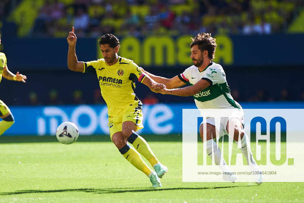 Ayoze Pérez of Villarreal CF and Víctor Chust of Elche CF during the LaLiga EA Sports match between Villarreal CF and Elche CF at Estadio de la Cerámica on October 17, 2026, in Villarreal, Spain