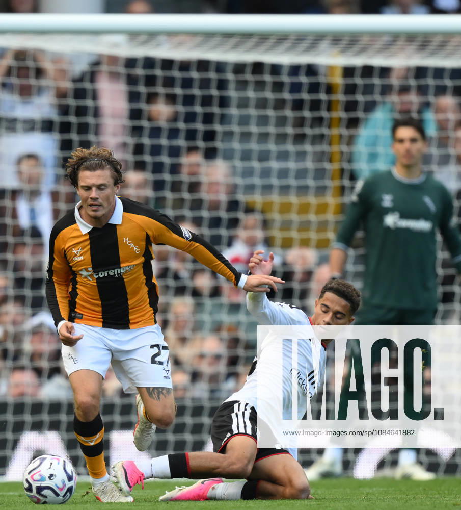 Fulham v Hull City Premier League Fulhams Josh King (right) fouls Hull City s Regan Slater during the Premier League match at Craven Cottage, London 17 10 2026 UK Newspapers OUT