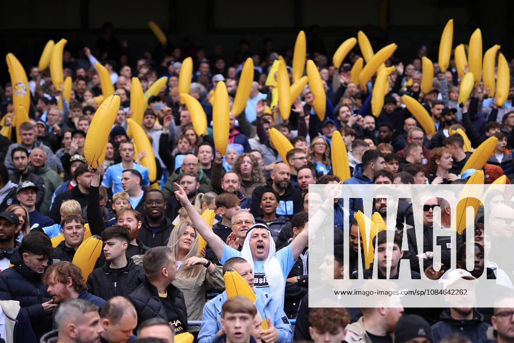 Manchester City gegen Ipswich Town, 17. Oktober 2026, Premier League, Manchester City gegen Ipswich Town: Ein Fan von Manchester City trägt eine arabische Kopfbedeckung, während die Fans mit aufblasbaren Bananen winken. Foto: Simon Stacpoole, Offside, Manchester, Großbritannien
