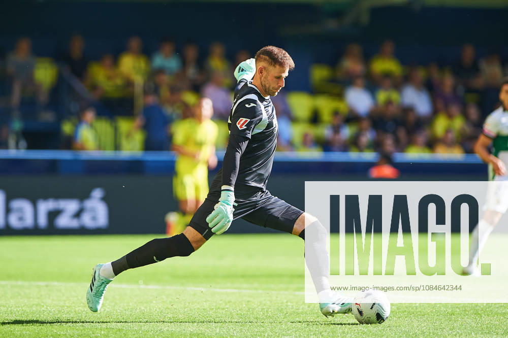 Peter Gulacsi of Villarreal CF during the LaLiga EA Sports match between Villarreal CF and Elche CF at Estadio de la Cerámica on October 17, 2026, in Villarreal, Spain