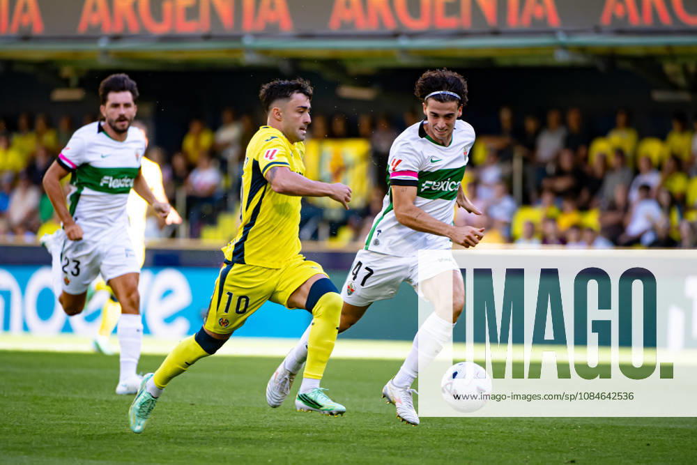 ALBERTO MOLEIRO GONZALEZ of Villarreal CF (L) runs with the ball during the LaLiga EA Sports, match between Villarreal CF and Elche at Ceramica stadium Vila-Real Spain - ZUMAs385 20261017_zsp_s385_003