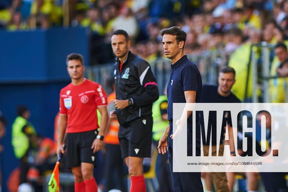 Head coach Inigo Perez of Villarreal CF during the LaLiga EA Sports match between Villarreal CF and Elche CF at Estadio de la Cerámica on October 17, 2026, in Villarreal, Spain