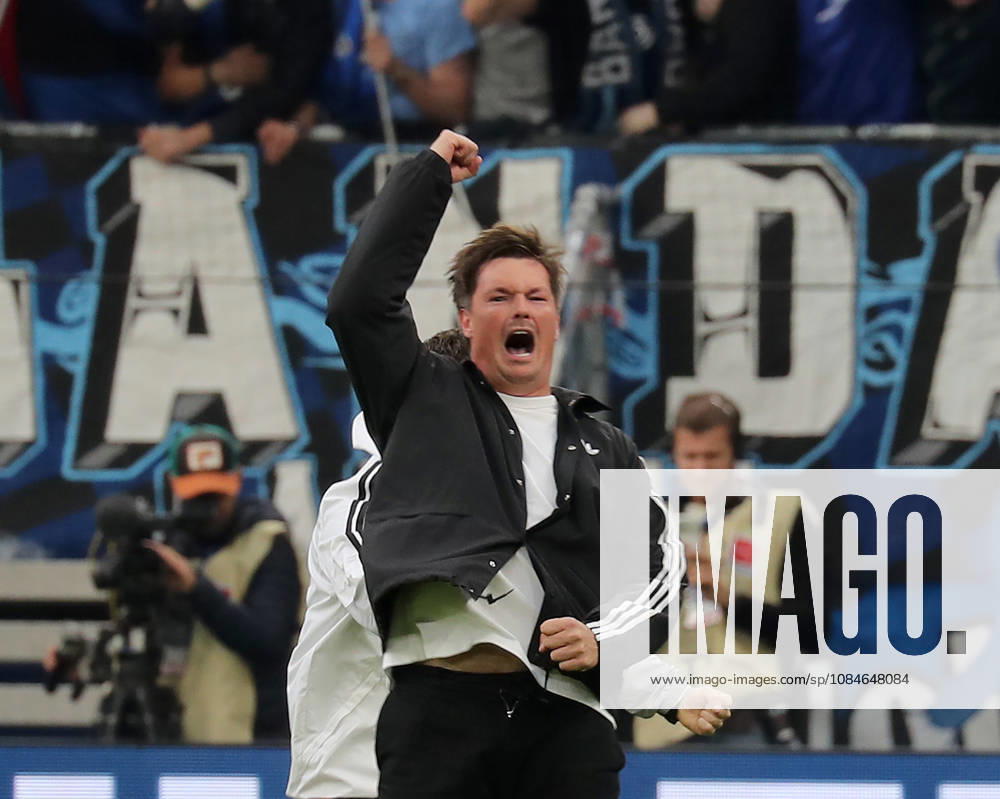 Coach Merlin Polzin of Hamburger SV celebrates after scoring the 1-0 goal. Soccer, Men s, 2026–2027 season, 1st Division, Volksparkstadion, Hamburger SV vs. VfB Stuttgart, 1–0. DFL regulations prohibit any use of photographs as image sequences and or quasi-video.