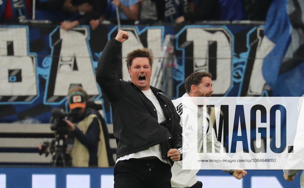 Coach Merlin Polzin of Hamburger SV celebrates after scoring the 1-0 goal. Soccer, Men s, 2026–2027 season, 1st Division, Volksparkstadion, Hamburger SV vs. VfB Stuttgart, 1–0. DFL regulations prohibit any use of photographs as image sequences and or quasi-video.