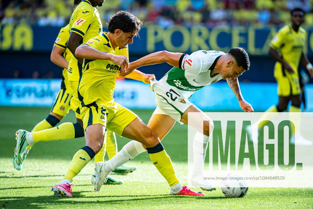 SERGI CARDONA of Villarreal CF (L) competes the ball with LUCAS ANTONIO CEPEDA BARTUREN of Elche (R) during the LaLiga EA Sports, match between Villarreal CF and Elche at Ceramica stadium Vila-Real Spain - ZUMAs385 20261017_zsp_s385_024