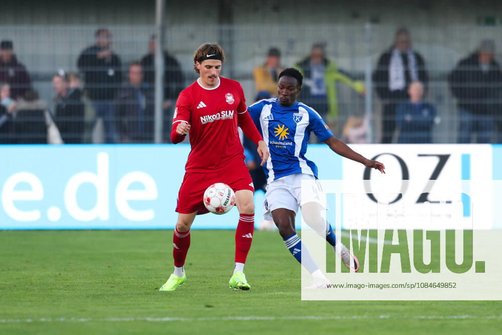 Soccer, Men s, Regionalliga Nord, Matchday 14, BSV Kickers Emden 1 FC Phönix Lübeck Michael Igwe (18) of BSV Kickers Emden in a tackle with Moritz Kretzer (14) of Phönix Lübeck