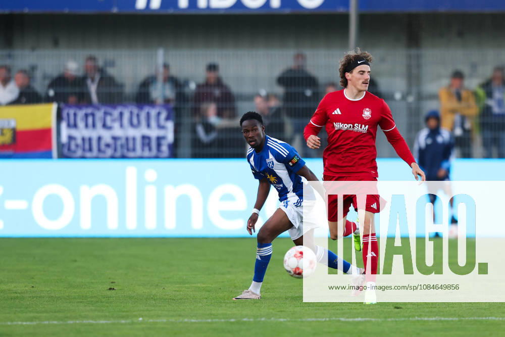 Soccer, Men s, Regionalliga Nord, Matchday 14, BSV Kickers Emden 1 FC Phönix Lübeck Michael Igwe (18) of BSV Kickers Emden in a tackle with Moritz Kretzer (14) of Phönix Lübeck