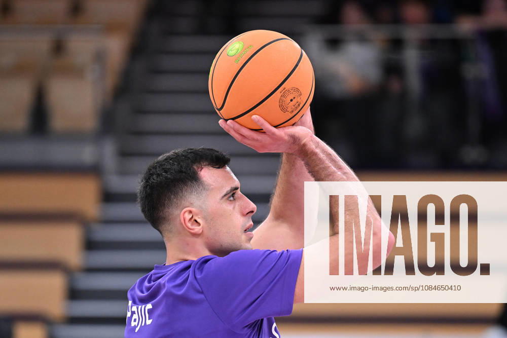 BG Göttingen vs. Nürnberg Falcons, 17–10, 2026, Göttingen Basketball, 2. Bundesliga, ProA, BG Göttingen vs. Nürnberg Falcons, Matchday 5, Sparkassen Arena, Omar Pajic, BG Göttingen warms up, Göttingen, Lower Saxony, Germany