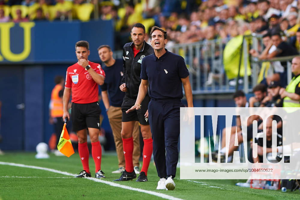 Villarreal CF head coach Inigo Perez during the LaLiga EA Sports match between Villarreal CF and Elche CF at Estadio de la Cerámica on October 17, 2026, in Villarreal, Spain