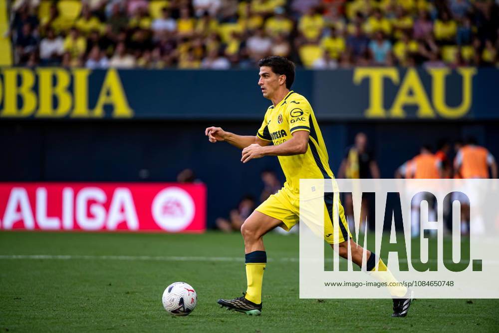 GERARD MORENO of Villarreal CF runs with the ball during the LaLiga EA Sports, match between Villarreal CF and Elche at Ceramica stadium Vila-Real Spain - ZUMAs385 20261017_zsp_s385_029