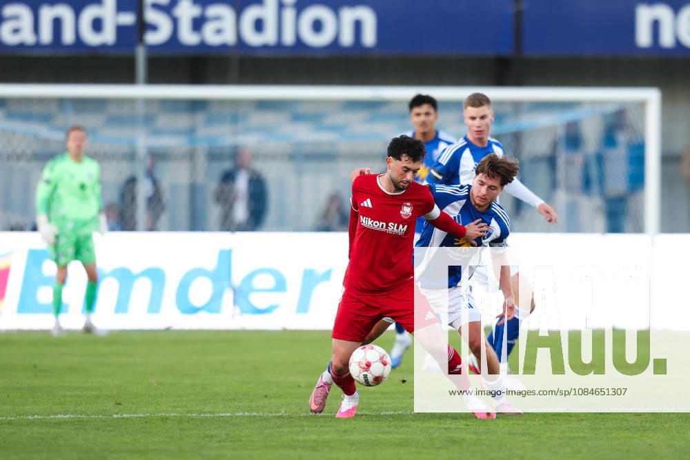 Soccer, Men s, Regionalliga Nord, Matchday 14, BSV Kickers Emden 1 FC Phönix Lübeck Sandro Plechaty (17, BSV Kickers Emden) in a tackle with Fabio Oliviero Maiolo (8, Phönix Lübeck)