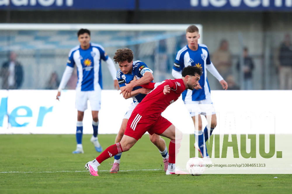 Soccer, Men s, Regionalliga Nord, Matchday 14, BSV Kickers Emden 1 FC Phönix Lübeck Sandro Plechaty (17, BSV Kickers Emden) in a tackle with Fabio Oliviero Maiolo (8, Phönix Lübeck)