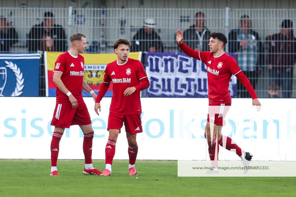 Soccer, Men s, Regionalliga Nord, Matchday 14, BSV Kickers Emden 1, FC Phönix Lübeck. Celebration of the 0–1 goal by Julian Matthias Boccaccio. 19 Phönix Lübeck