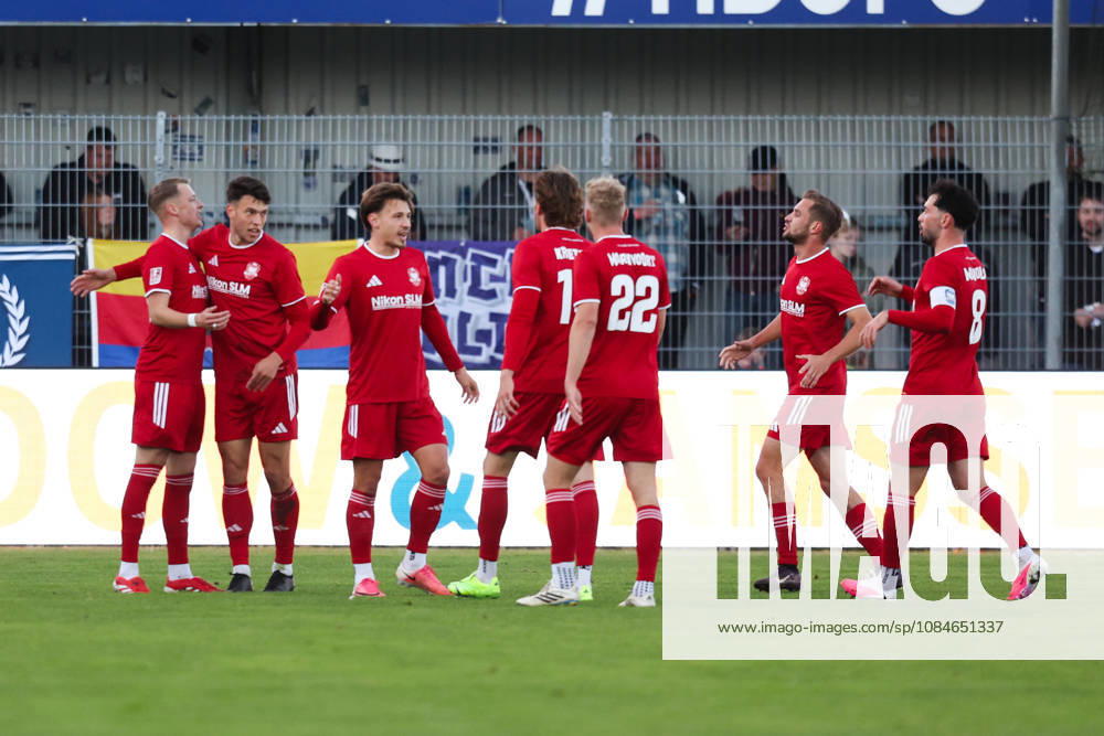 Soccer, Men s, Regionalliga Nord, Matchday 14, BSV Kickers Emden 1, FC Phönix Lübeck. Celebration of the 0–1 goal by Julian Matthias Boccaccio. 19 Phönix Lübeck