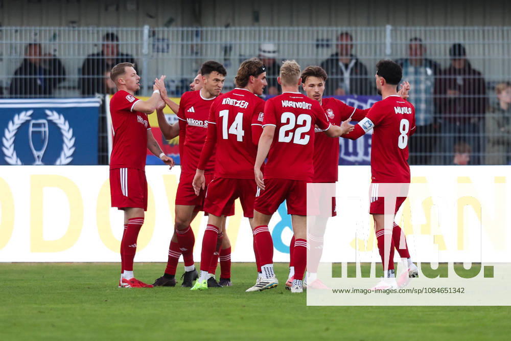 Soccer, Men s, Regionalliga Nord, Matchday 14, BSV Kickers Emden 1, FC Phönix Lübeck. Celebration of the 0–1 goal by Julian Matthias Boccaccio. 19 Phönix Lübeck