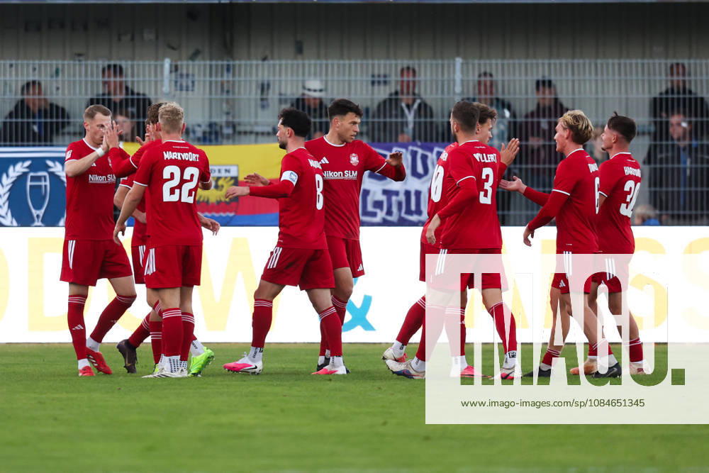 Soccer, Men s, Regionalliga Nord, Matchday 14, BSV Kickers Emden 1, FC Phönix Lübeck. Celebration of the 0–1 goal by Julian Matthias Boccaccio. 19 Phönix Lübeck