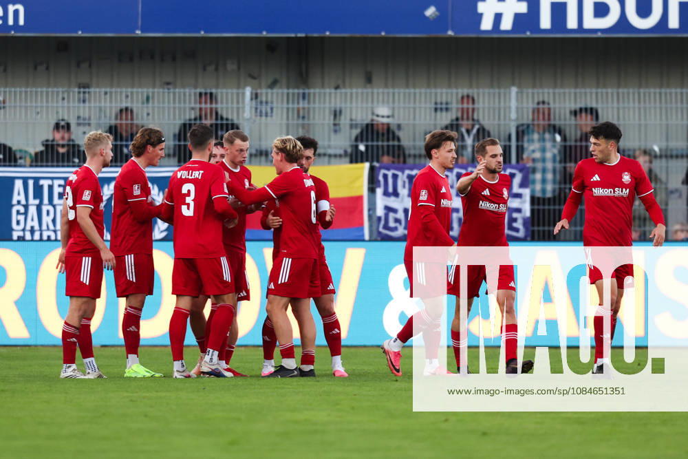 Soccer, Men s, Regionalliga Nord, Matchday 14, BSV Kickers Emden 1, FC Phönix Lübeck. Celebration of the 0–1 goal by Julian Matthias Boccaccio. 19 Phönix Lübeck
