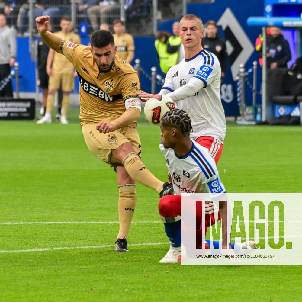 Warmed Omar Miro Muheim (HSV) 26 Deniz Undav (Stuttgart) blocks a shot on goal Germany, Hamburg, Volksparkstadion, soccer, Bundesliga 1, Hamburger SV, VFB Stuttgart