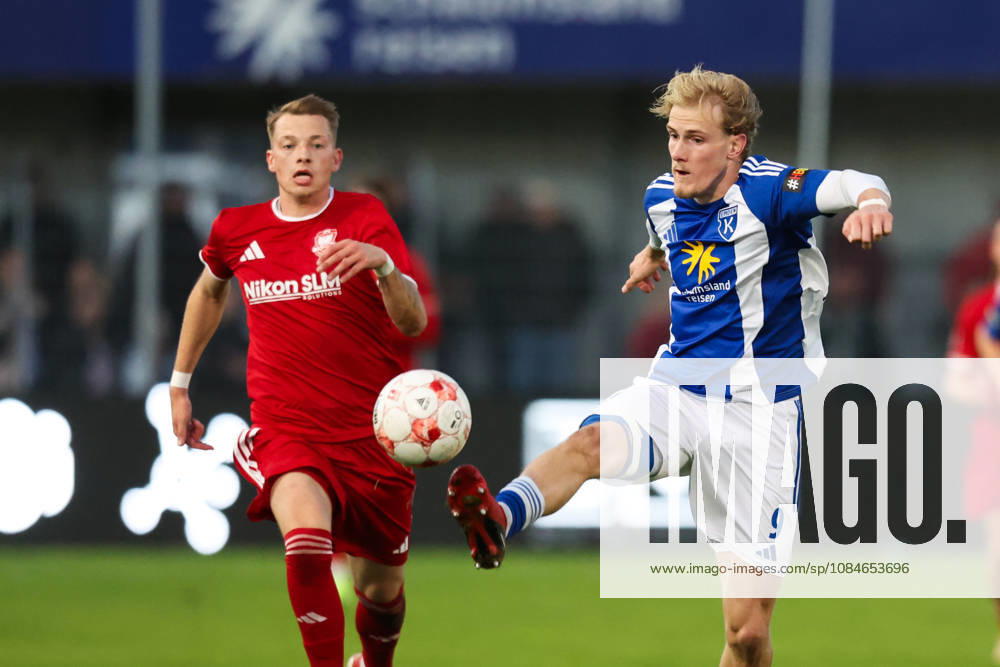 Soccer, Men s, Regionalliga Nord, Matchday 14, BSV Kickers Emden 1 vs. FC Phönix Lübeck Theo Schröder (9) of BSV Kickers Emden in a tackle with Julian Matthias Boccaccio (19) of Phönix Lübeck