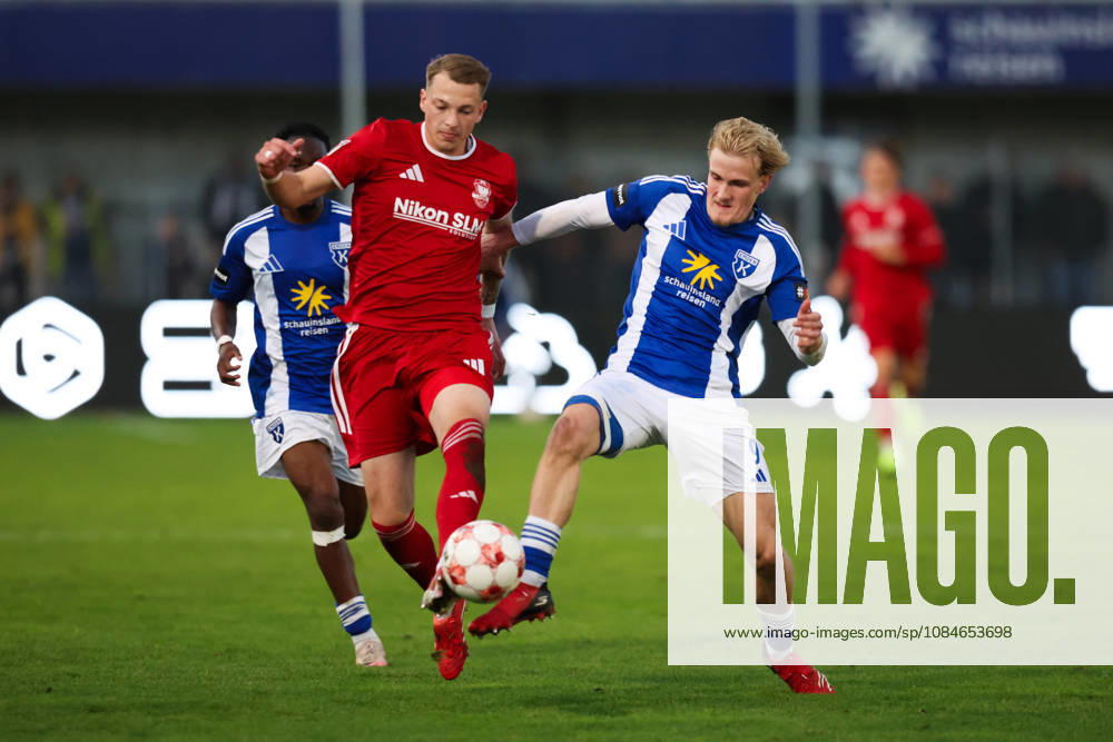 Soccer, Men s, Regionalliga Nord, Matchday 14, BSV Kickers Emden 1 vs. FC Phönix Lübeck Theo Schröder (9) of BSV Kickers Emden in a tackle with Julian Matthias Boccaccio (19) of Phönix Lübeck