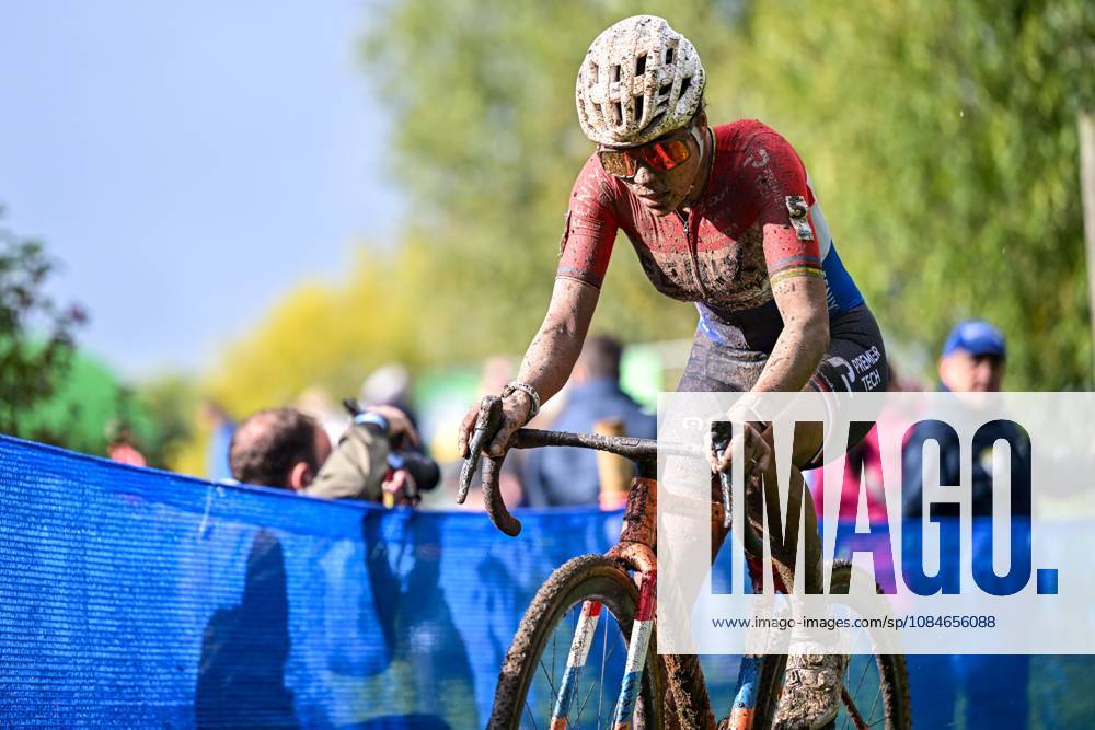 Dutch Ceylin Del Carmen Alvarado pictured in action during the women s elite race of the Berencross Meulebeke cyclocross cycling event, race 2 8 in the HG Cross competition, on Saturday 17 October 2026. DAVIDxPINTENS x190096401x