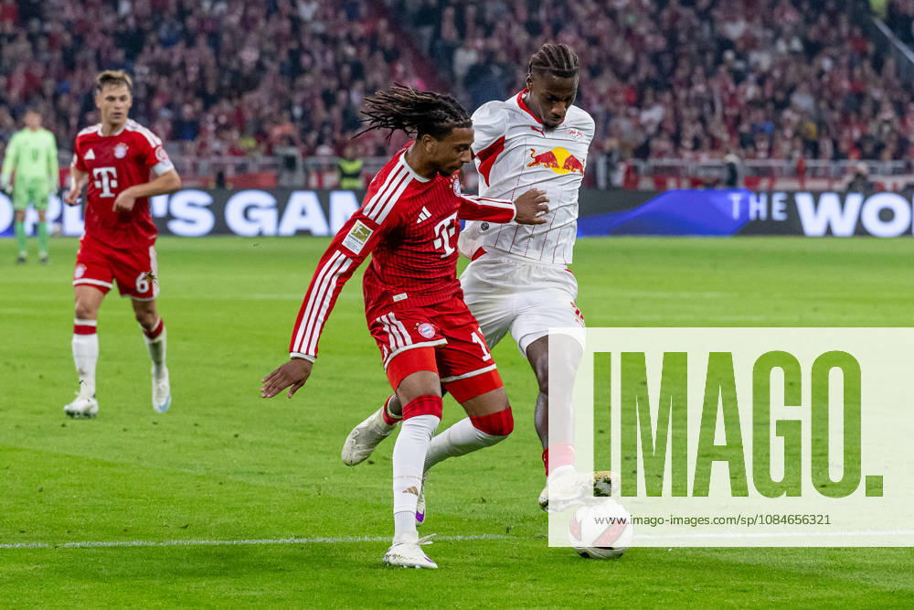 Battle for the Ball: Tackle between Michael Olise (FC Bayern Munich, 17) and Ezechiel Banzuzi (RB Leipzig, 06 GER), FC Bayern Munich vs. RB Leipzig, Soccer, Bundesliga, Matchday 6, 2026–2027 Season, October 17, 2026 Photo: HMB Media, Heike Feiner