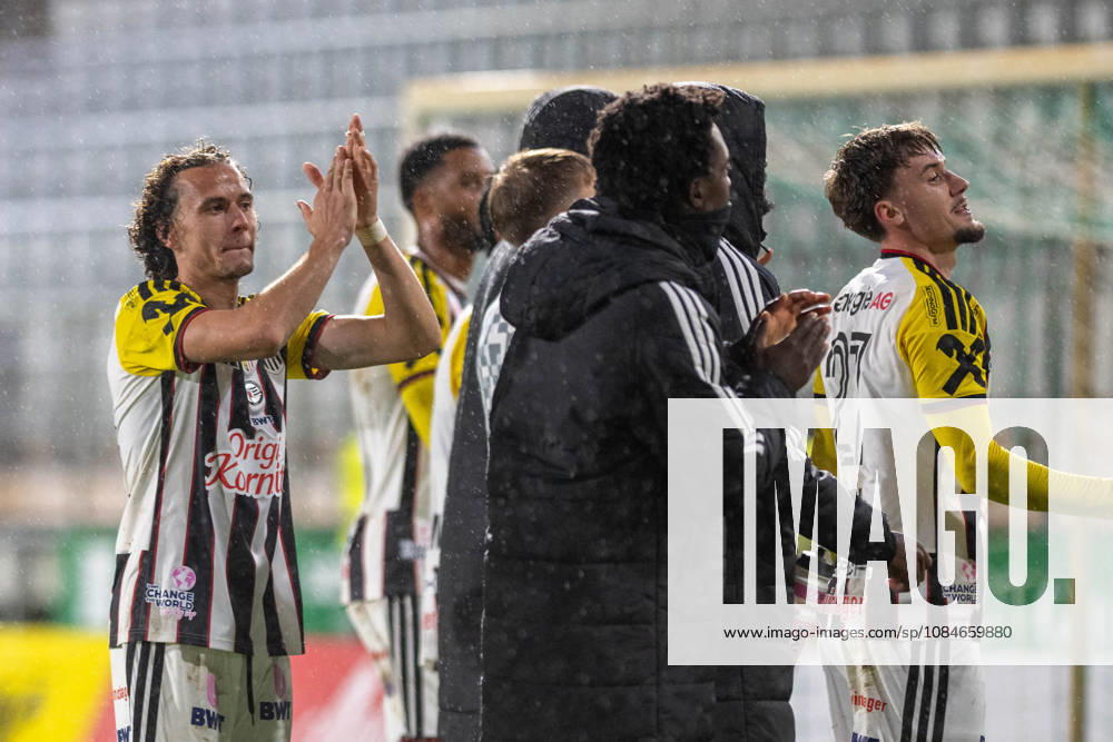 SOCCER - BL, A.Lustenau vs LASK LUSTENAU,AUSTRIA,17.OCT.26 - SOCCER - ADMIRAL Bundesliga, SC Austria Lustenau vs Linzer ASK. Image shows Robert Ljubicic and Christoph Lang (LASK) saying goodbye to the fans after the match. GEPAxpictures xOliverxLerch