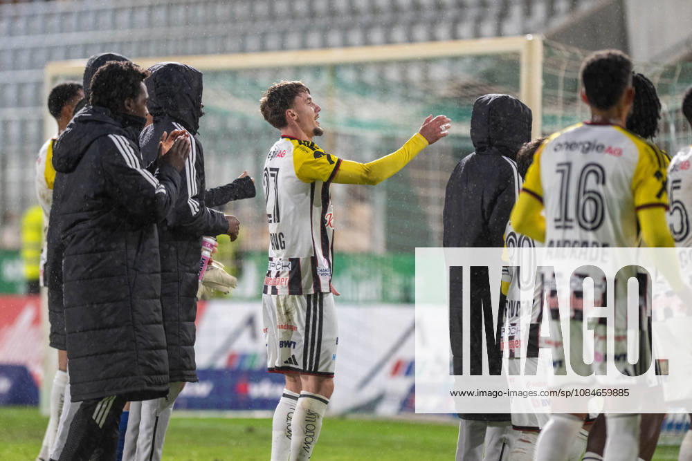 SOCCER - BL, A.Lustenau vs LASK LUSTENAU,AUSTRIA,17.OCT.26 - SOCCER - ADMIRAL Bundesliga, SC Austria Lustenau vs Linzer ASK. Image shows Christoph Lang (LASK) and other players of Lask celebrating in front of their fans. GEPAxpictures xOliverxLerch