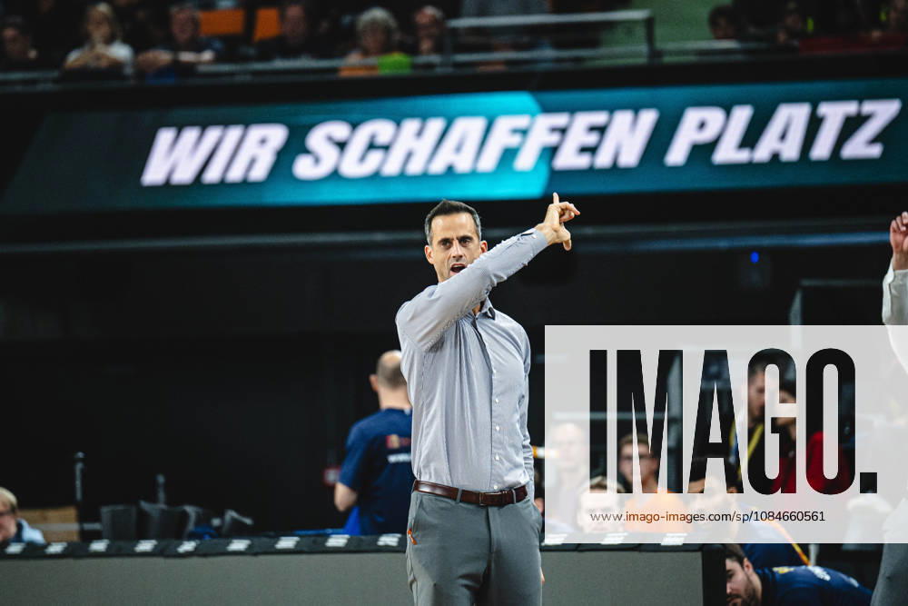 Neu Ulm, Germany, October 17, 2026: Head Coach Chris Harris of Phoenix Hagen gestures during the BBL Cup Round of 16 game between ratiopharm Ulm and Phoenix Hagen at the ratiopharm Arena on September 17, 2026, in Neu Ulm, Germany Photo by Harry Langer DeFodi Images ratiopharm Arena, Germany, October 17, 2026 Head Coach Chris Harris of Phoenix Hagen gestures during the BBL Cup Round of 16 match between ratiopharm Ulm and Phoenix Hagen in Neu Ulm on October 17, 2026 at the ratiopharm Arena, Germany. Photo by Harry Langer, DeFodi Images. Photo by Harry Langer, DeFodi Images