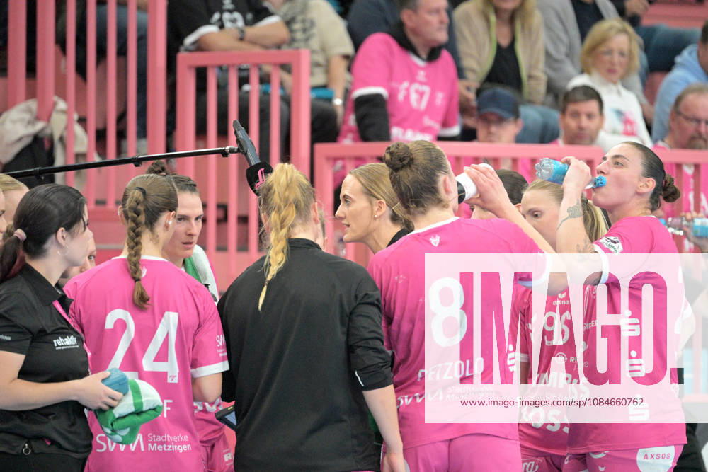 Miriam Hirsch, TusSies Metzingen, assistant coach during the TusSies timeout; TusSies Metzingen vs. Sport Union Neckarsulm, handball, Alsco HBF, Matchday 6, 2026–2027 season, October 17, 2026, TusSies Metzingen vs. Sport Union Neckarsulm, Handball, Alsco HBF, Matchday 6, 2026–2027 Season, October 17, 2026, Tübingen