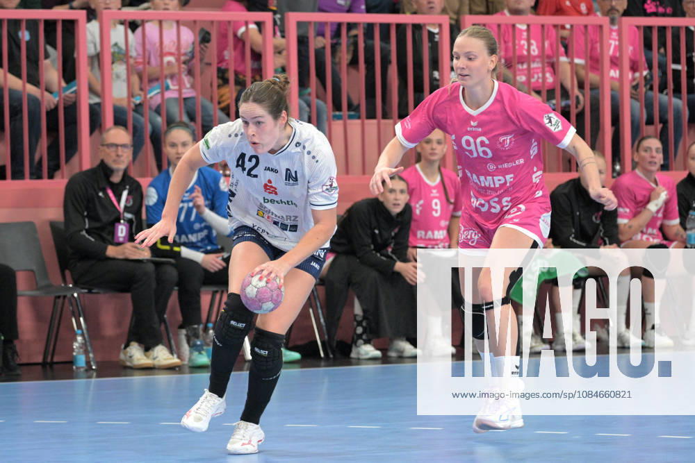 Amber Verbraeken Union Neckarsulm, 42) am Ball gegen Charlotte Cholevova (TusSies Metzingen, 96) TusSies Metzingen vs. Sport-Union Neckarsulm , Handball, Alsco HBF, 06.Ligaspieltag, Saison 2026 2027, 17.10.2026 TusSies Metzingen vs. Sport-Union Neckarsulm , Handball, Alsco HBF, 06.Ligaspieltag, Saison 2026 2027, 17.10.2026 Tuebingen