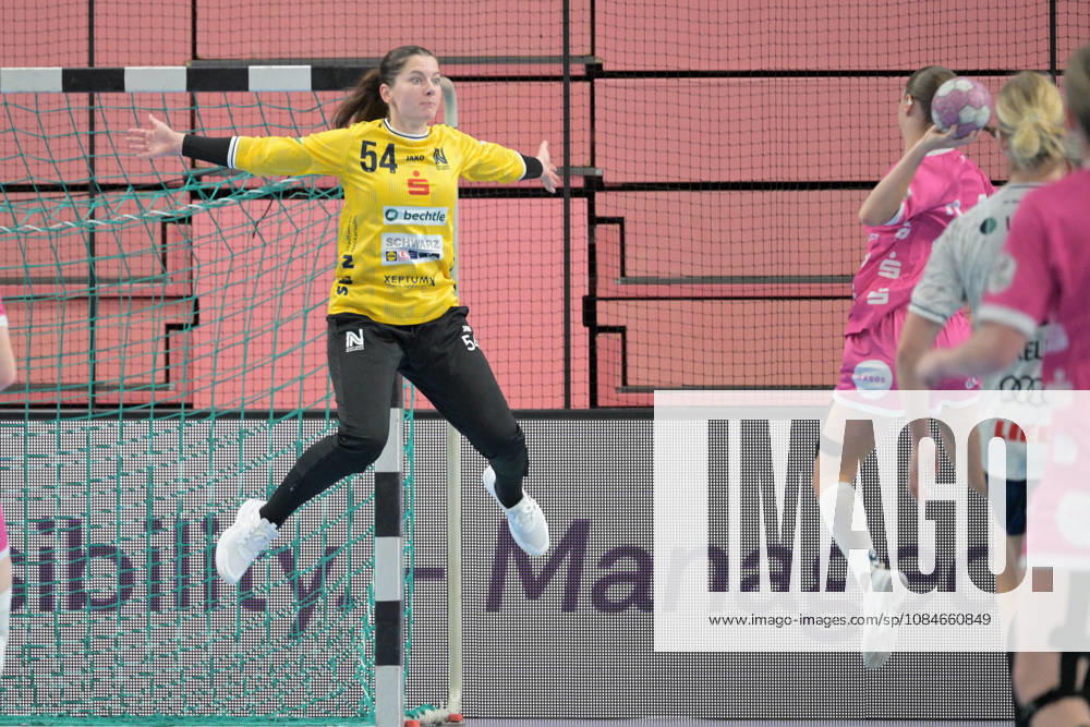 Barbara Viktoria Gyoeri Union Neckarsulm, 54) im Tor gegen Marie Luisa Stumpf (TusSies Metzingen, 24) beim Torwurf TusSies Metzingen vs. Sport-Union Neckarsulm , Handball, Alsco HBF, 06.Ligaspieltag, Saison 2026 2027, 17.10.2026 TusSies Metzingen vs. Sport-Union Neckarsulm , Handball, Alsco HBF, 06.Ligaspieltag, Saison 2026 2027, 17.10.2026 Tuebingen