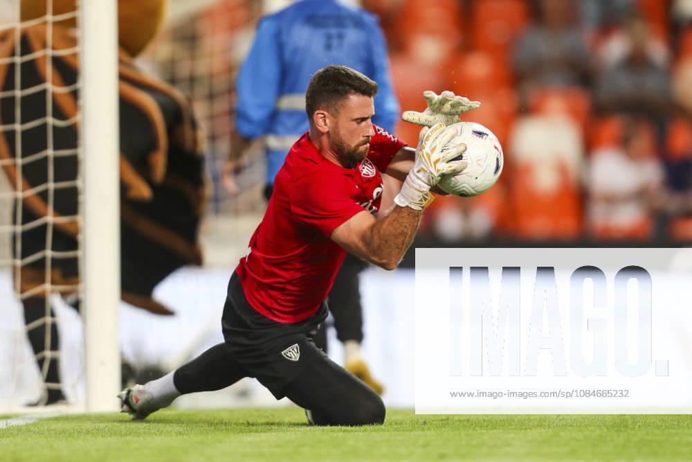 Unai Simon of Athletic Club warms up during the Spanish league, LaLiga EA Sports, football match played between Valencia CF and Athletic Club at Mestalla stadium on October 17, 2026, in Valencia, Spain. Valencia SPAIN - ZUMAa181 20261017_zaa_a181_387
