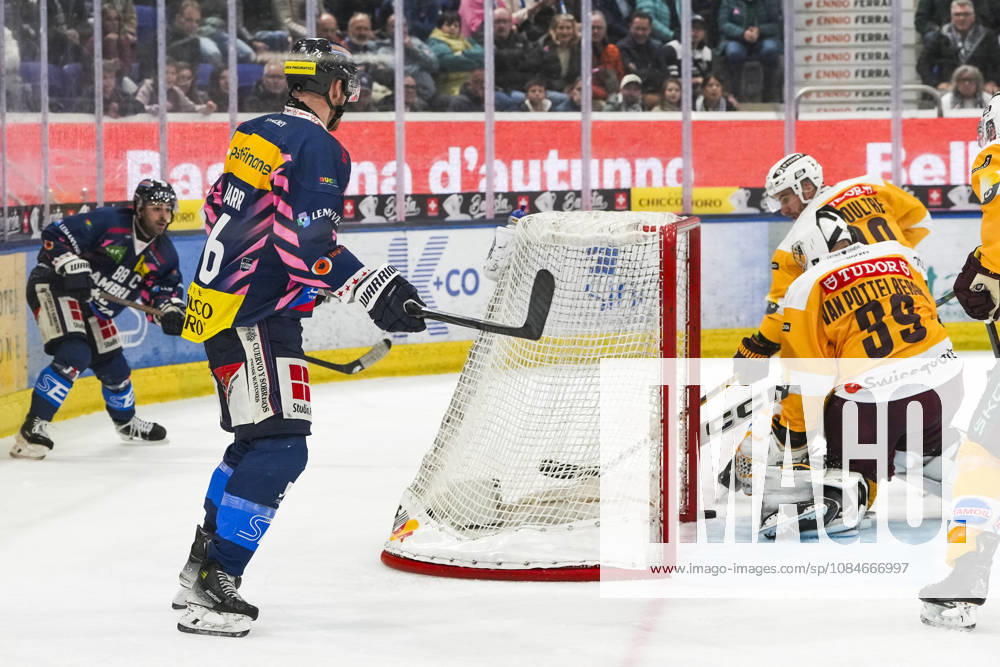 QUINTO, SWITZERLAND, OCTOBER 17: Tommaso De Luca of Ambri (L) scores from behind the net against goalkeeper Joren van Pottelberghe of Servette (R) during the game between HC Ambri Piotta and Geneva Servette HC at Gottardo Arena on October 17, 2026 in UNSPECIFIED, Unspecified Quinto, Ticino, Switzerland