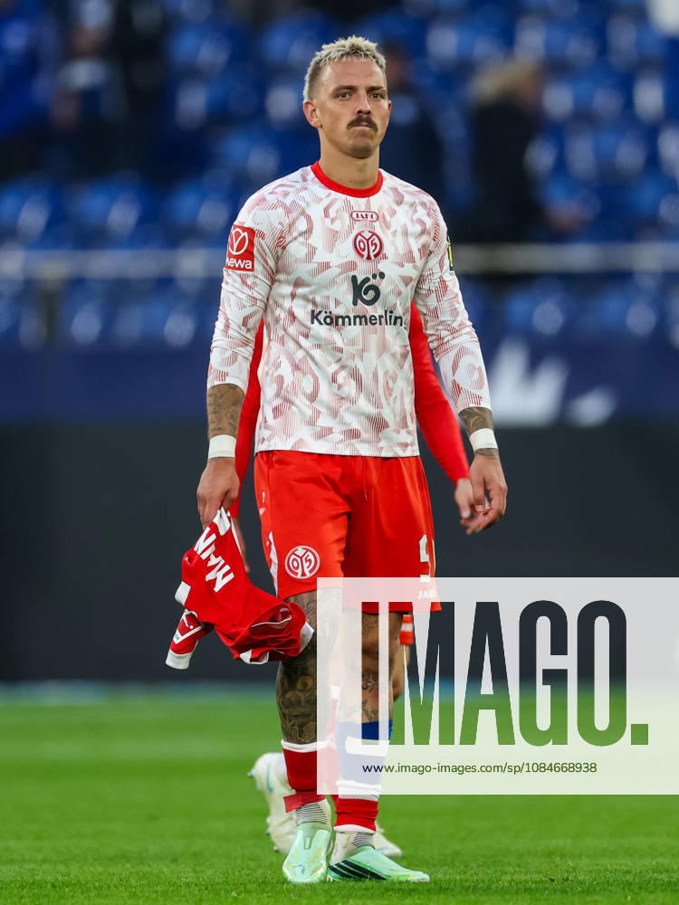 Phillip Tietz of 1. FSV Mainz 05 walks off after the Bundesliga 2026 27 match between FC Schalke 04 and 1. FSV Mainz 05 at Veltins-Arena on October 17, 2026 in Gelsenkirchen, Germany.