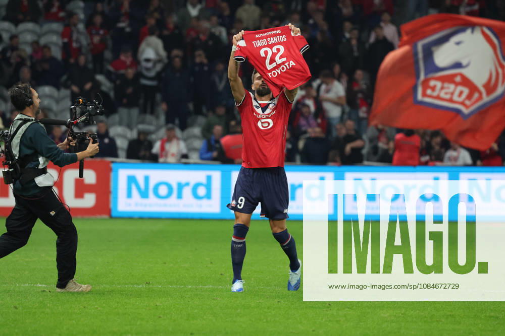 Célébration de Olivier GIROUD (LOSC Lille) après son but en hommage à Tiago SANTOS (LOSC Lille) lors du match LOSC Lille vs Brest, Ligue 1, Decathlon Arena stade Pierre Mauroy, le 17 octobre 2026 - photo Laurent Sanson PsnewZ