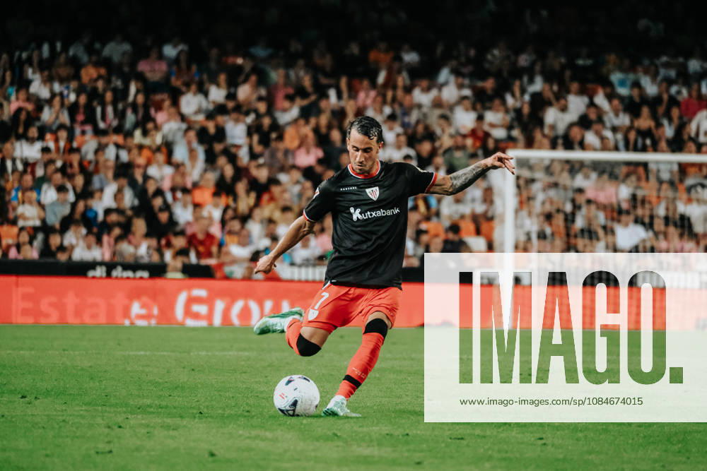 ESP LaLiga EA Sports Valencia CF vs. Athletic Club Alejandro Berenguer Remiro of Athletic during the LaLiga EA Sports match between Valencia CF and Athletic Club played at Mestalla Stadium in Valencia on October 17, 2026, in Spain. Spanish Soccer