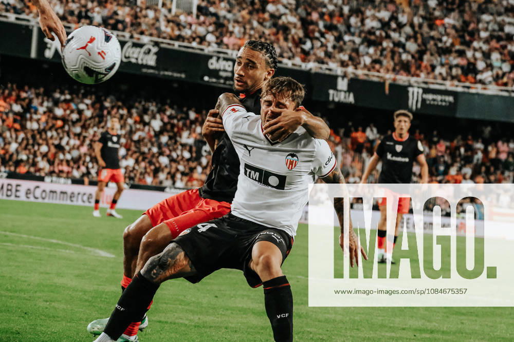 ESP LaLiga EA Sports Valencia CF vs. Athletic Club: Johaneko Louis Jean of Athletic and Pablo Maffeo of Valencia during the LaLiga EA Sports match between Valencia CF and Athletic Club, played at Mestalla Stadium in Valencia on October 17, 2026, in Spain. Spanish Soccer