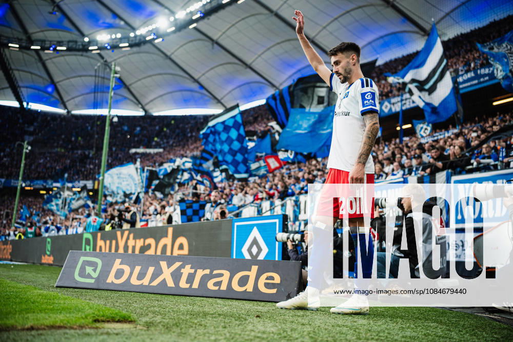 1 Bundesliga: Hamburger SV vs. VfB Stuttgart, October 17, 2026; Fabio Vieira (Hamburger SV), age 20, during a corner kick; soccer, 1st Bundesliga, Matchday 6: Hamburger SV vs. VfB Stuttgart on October 17, 2026, at the Volksparkstadion, Hamburg. DFL regulations prohibit any use of photographs as image sequences and or quasi-video.