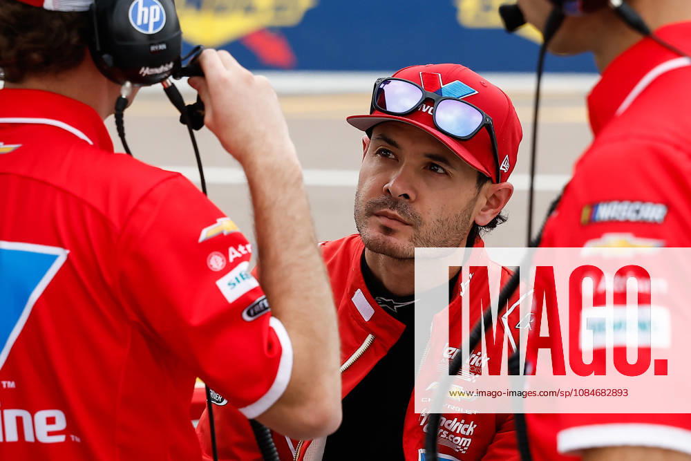 AVONDALE, AZ - OCTOBER 17: Kyle Larson ( 5 Hendrick Motorsports Valvoline Chevrolet) looks on during qualifying the NASCAR, Motorsport, USA Cup Series Playoffs Freeway Insurance 500 on October 17, 2026, at Phoenix Raceway in Avondale, AZ. (Photo by Kevin Abele Icon Sportswire)(Photo by Kevin Abele Icon Sportswire) AUTO: OCT 17 NASCAR Cup Series Playoffs Freeway Insurance 500 Icon261017006500