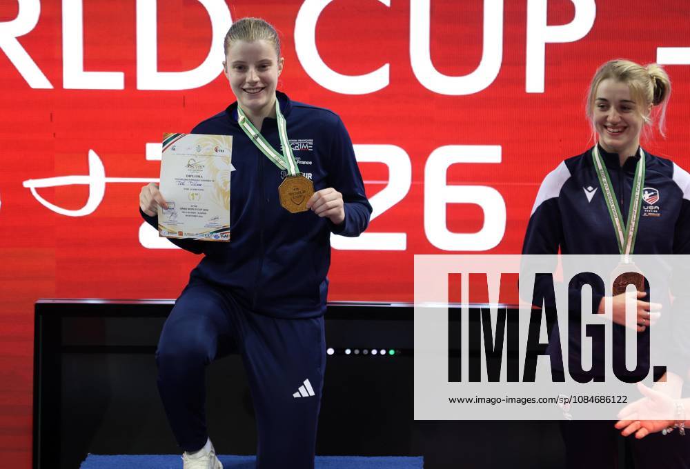 Coupe du Monde d escrime Oran 2026 la Francais Tori Toscane celebre avec la mÃ daille d or, apres avoir remporte la finale individuelle du sabre fÃ minine, lors de la Finale individuelle du sabre fÃ minine, lors de la Coupe du monde d escrime 2026 a Oran, en Algerie, le 17 Octobre 2026 (Photo By Billel Bensalem APP Images) oran AlgÃ rie