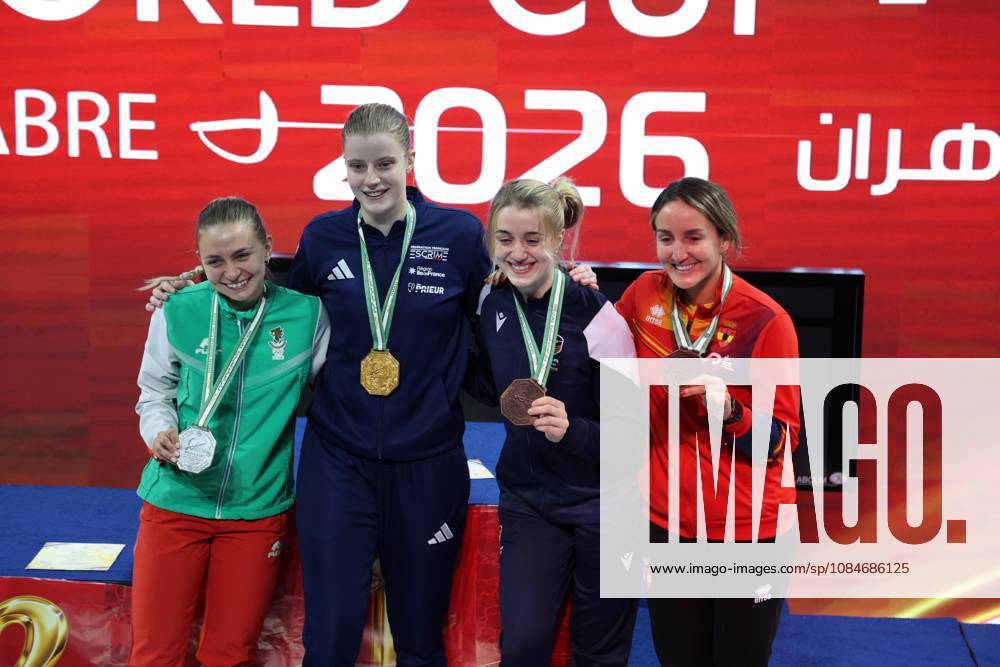 Coupe du Monde d escrime Oran 2026 la Francais Tori Toscane (C), celebre avec la mà daille d or, apres avoir remporte la finale individuelle du sabre fà minine, lors de la Finale individuelle du sabre fà minine, lors de la Coupe du monde d escrime 2026 a Oran, en Algerie, le 17 Octobre 2026 (Photo By Billel Bensalem APP Images) oran Algà rie