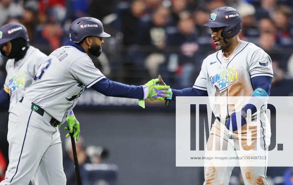 Tampa Bay Rays Yandy Diaz (2) is congratulated by Junior Caminero (13) after scoring on a single by Jonathan Aranda against the Cleveland Guardians in the third inning during game four of the MLB, Baseball Herren, USA American League Championship Series at Progressive Field in Cleveland, Ohio, on Saturday, October 17, 2026. CLE20261017711 AARONxJOSEFCZYK
