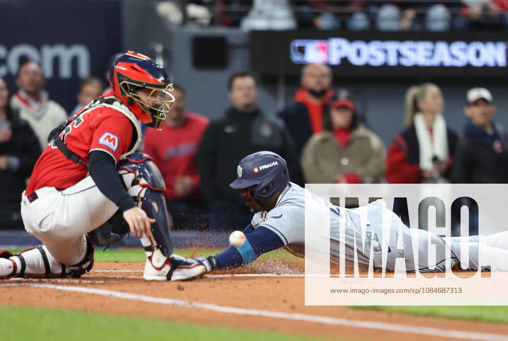 Tampa Bay Rays Yandy Diaz (2) scores past Cleveland Guardians catcher Patrick Bailey (16) on a single by Jonathan Aranda in the third inning during game four of the MLB, Baseball Herren, USA American League Championship Series at Progressive Field in Cleveland, Ohio, on Saturday, October 17, 2026. CLE20261017712 AARONxJOSEFCZYK