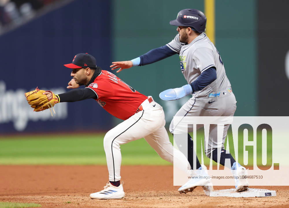 Tampa Bay Rays Jonathan Aranda (8) is forced out at second base by Cleveland Guardians shortstop Brayan Rocchio (4) in the third inning during game four of the MLB, Baseball Herren, USA American League Championship Series at Progressive Field in Cleveland, Ohio, on Saturday, October 17, 2026. CLE20261017713 AARONxJOSEFCZYK