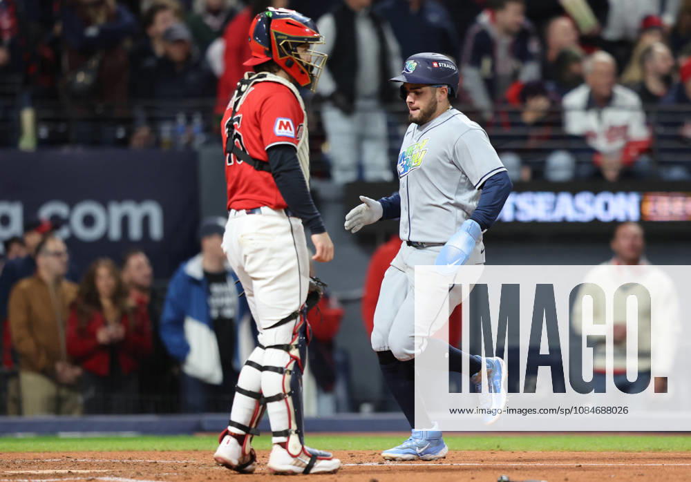 Tampa Bay Rays Jonathan Aranda (8) scores past Cleveland Guardians catcher Patrick Bailey (16) on a double by Rays Junior Caminero in the sixth inning during game four of the MLB, Baseball Herren, USA American League Championship Series at Progressive Field in Cleveland, Ohio, on Saturday, October 17, 2026. CLE20261017721 AARONxJOSEFCZYK