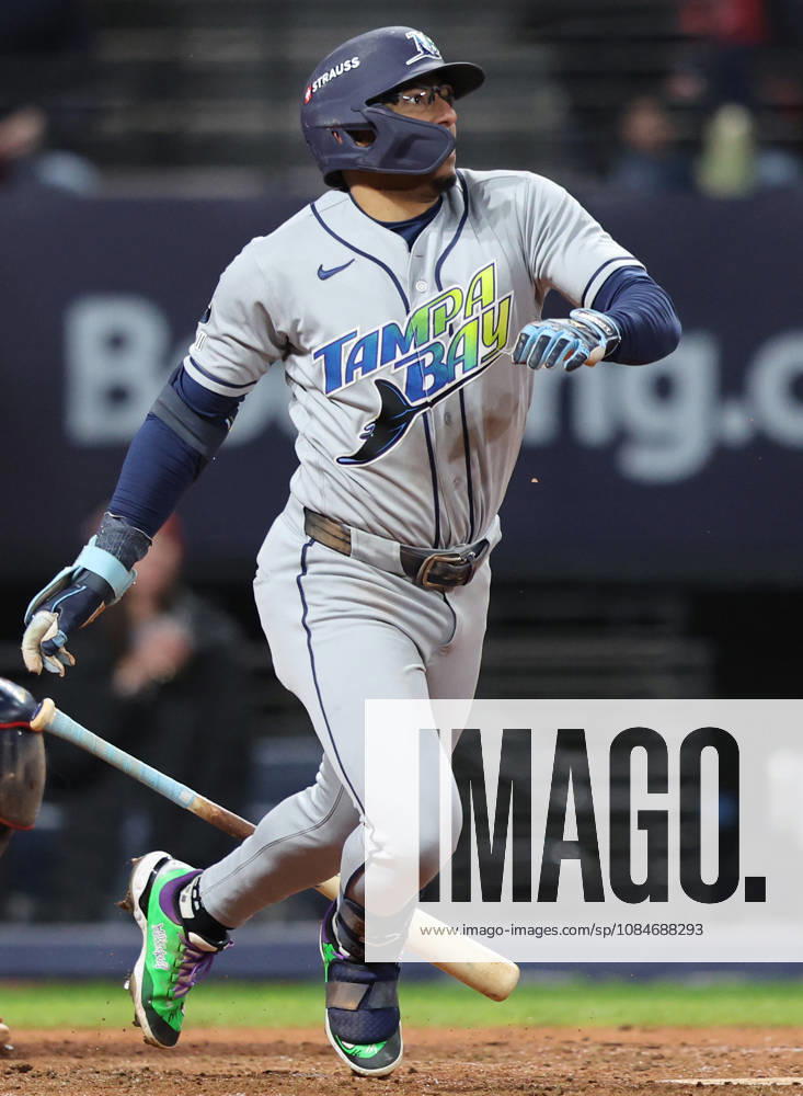 Tampa Bay Rays Richie Palacios (1) hits a single against the Cleveland Guardians in the seventh inning during game four of the MLB, Baseball Herren, USA American League Championship Series at Progressive Field in Cleveland, Ohio, on Saturday, October 17, 2026. CLE20261017726 AARONxJOSEFCZYK