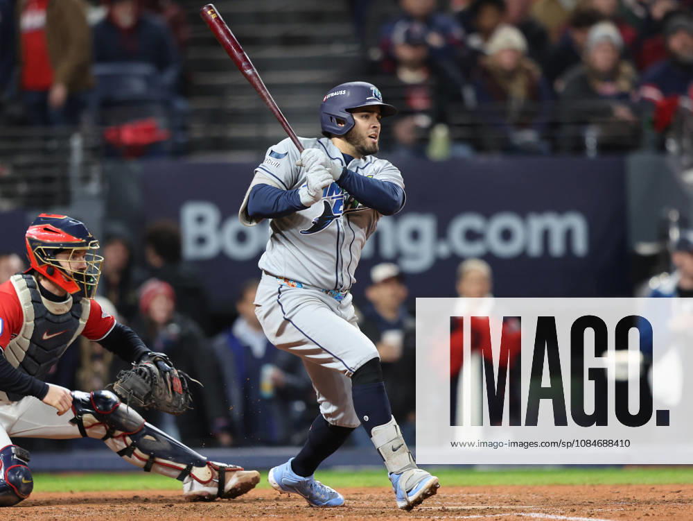 Tampa Bay Rays Jonathan Aranda (8) hits a two-rbi single then advances to third on a fielding error by Cleveland Guardians right fielder Chase DeLauter in the seventh inning during game four of the MLB, Baseball Herren, USA American League Championship Series at Progressive Field in Cleveland, Ohio, on Saturday, October 17, 2026. CLE20261017731 AARONxJOSEFCZYK
