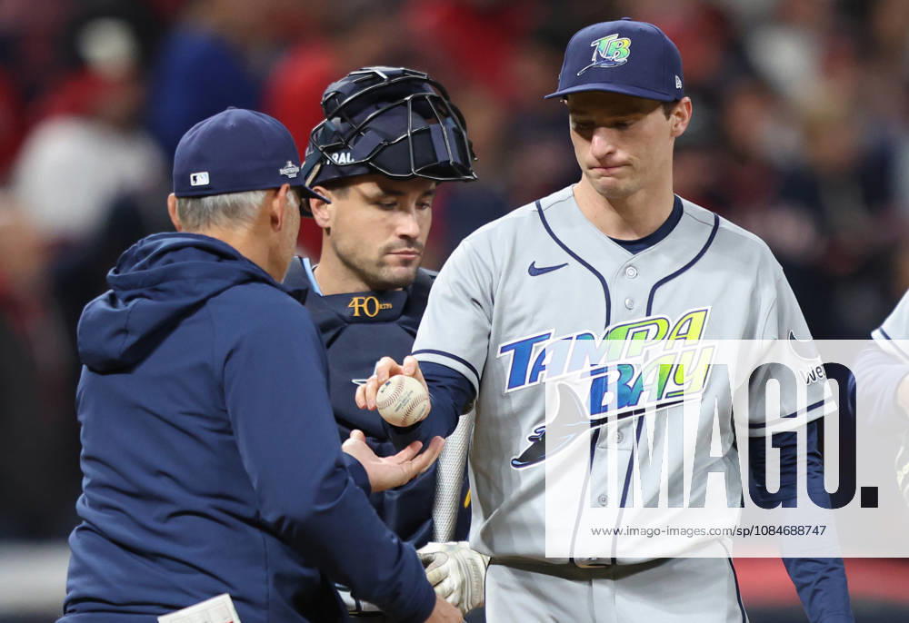 Tampa Bay Rays pitcher Kevin Kelly (49) is taken out of the game against the Cleveland Guardians in the eighth inning during game four of the MLB, Baseball Herren, USA American League Championship Series at Progressive Field in Cleveland, Ohio, on Saturday, October 17, 2026. CLE20261017737 AARONxJOSEFCZYK