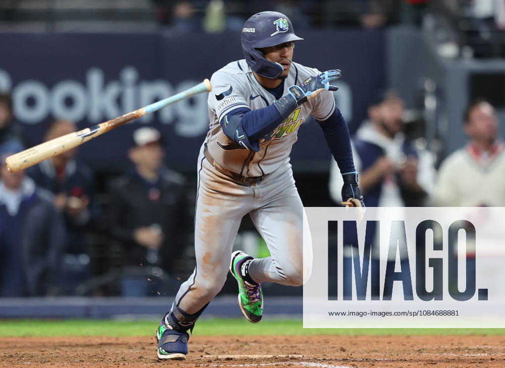 Tampa Bay Rays Richie Palacios (1) hits a single against the Cleveland Guardians in the ninth inning in game four of the MLB, Baseball Herren, USA American League Championship Series at Progressive Field in Cleveland, Ohio, on Saturday, October 17, 2026. CLE20261017739 AARONxJOSEFCZYK